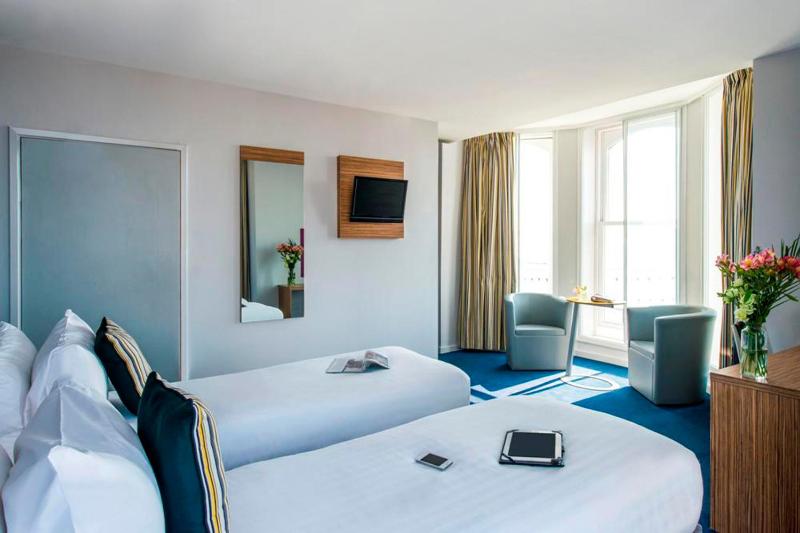 Standard Twin Room image 4