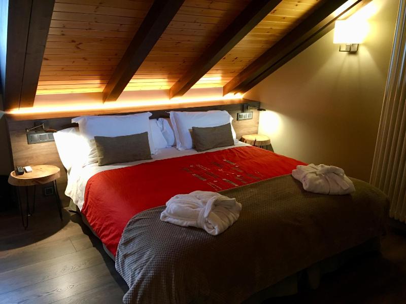 Double Room with Spa Bath image 4