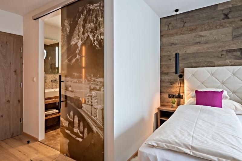 Deluxe Double Room image 3