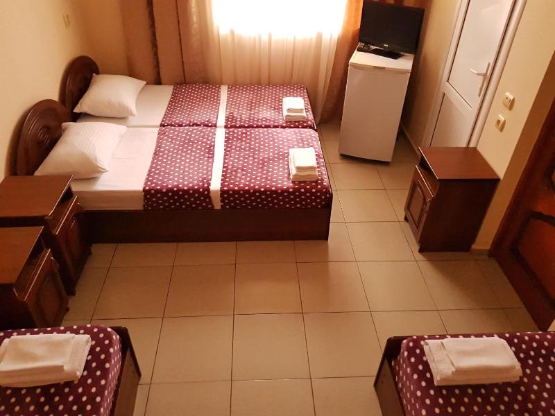 Standard Quadruple Room image 1