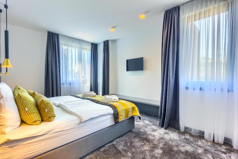 Deluxe Double or Twin Room image 4