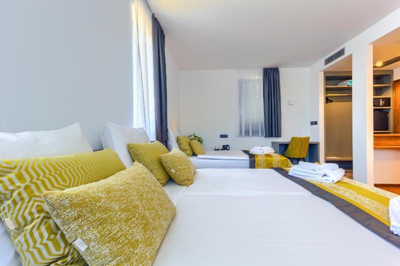 Triple Room with Balcony image 4