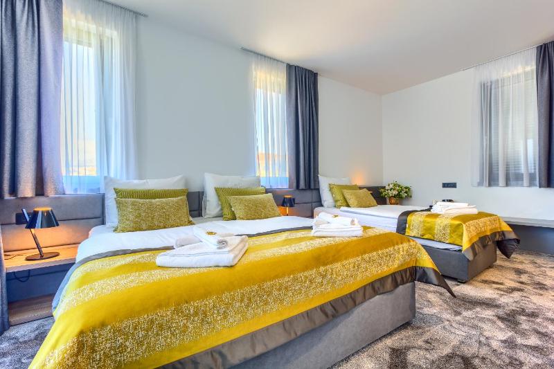 Triple Room with Balcony image 3