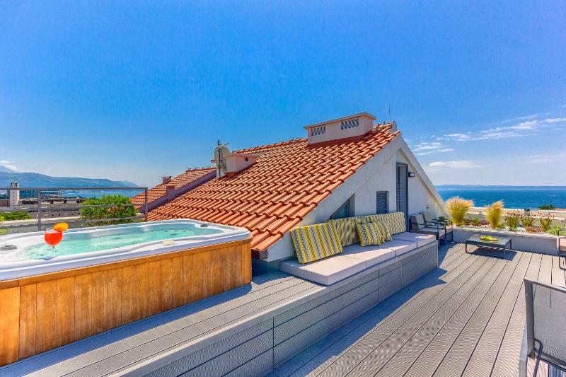 Deluxe Suite with Terrace and Hot Tub image 2