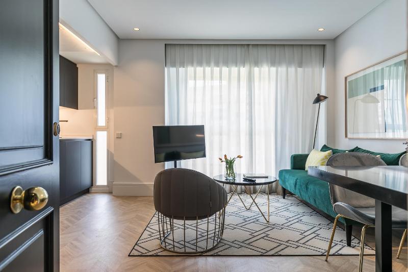 Feelathome Waldorf Suites Apartments - image 7