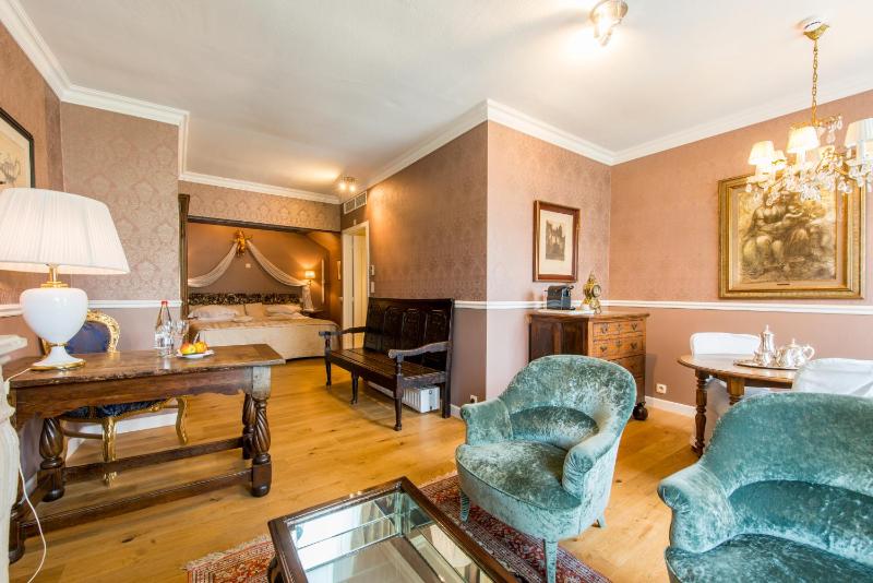 Junior Suite with Canal View image 3