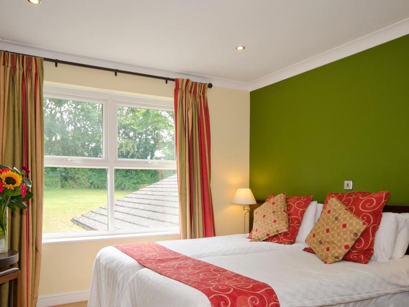 Standard Twin Room image 4