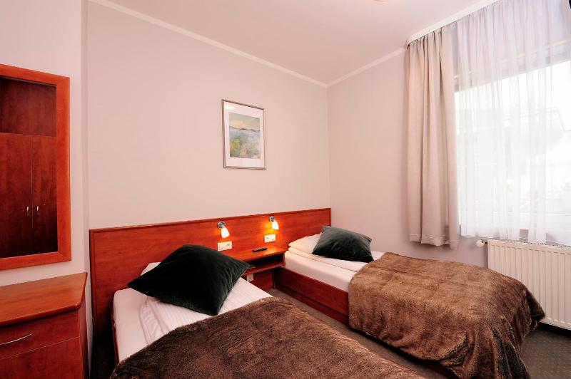 Twin Room image 2