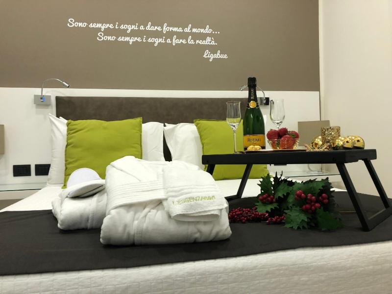 Deluxe Double Room with Sea View image 3