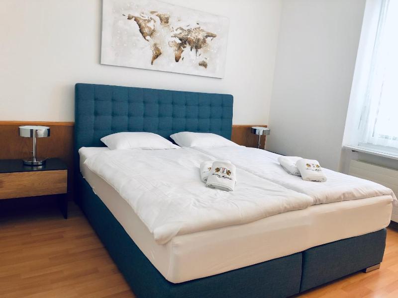 Deluxe Double Studio King size bed image 1