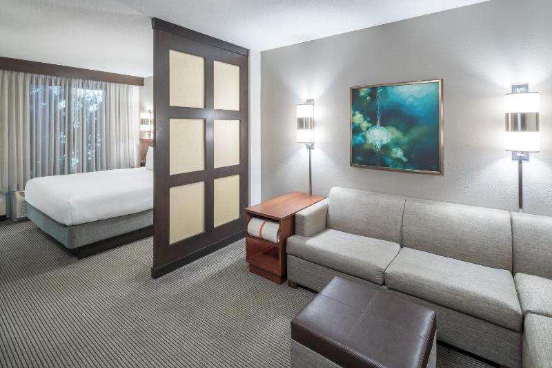 King Room with Sofa Bed - High Floor image 4