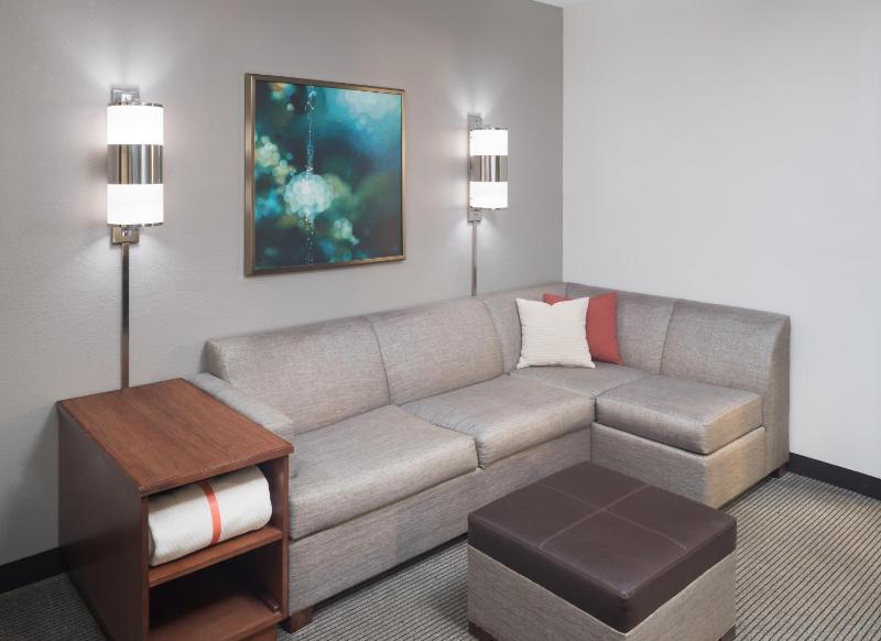 Queen Room with Two Queen Beds and Sofa Bed - High Floor image 3