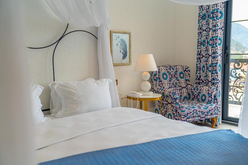 Queen Room with Pool View image 2