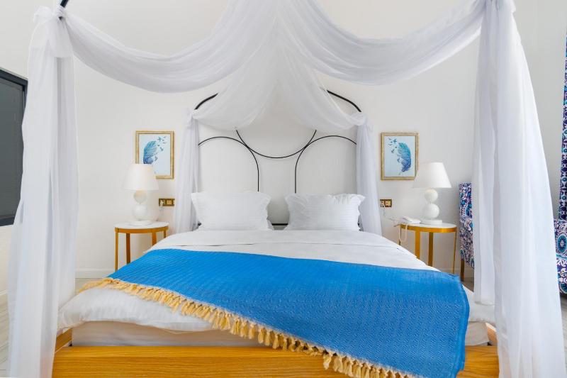 Queen Room with Pool View image 3