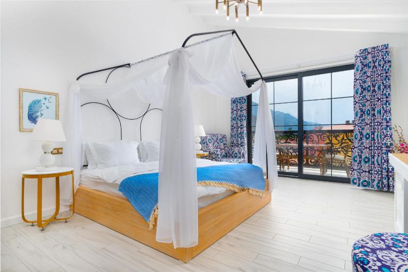 Queen Room with Pool View image 4