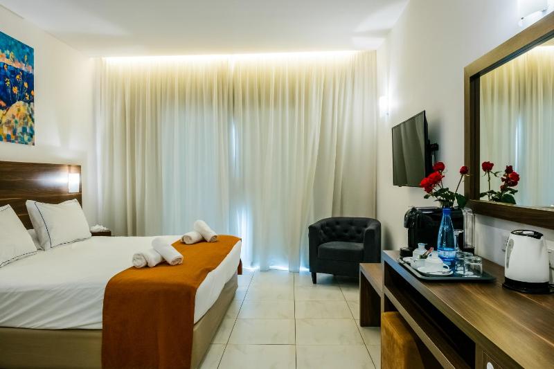 Double or Twin Room image 3