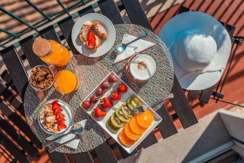 Double Room with Balcony and Sea View image 2