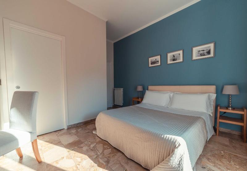 Double Room with Balcony image 4