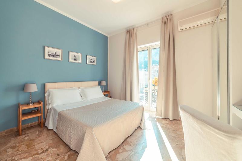 Double Room with Balcony image 2