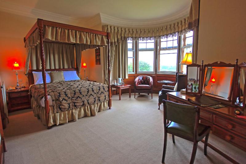 King Room with Garden View image 4