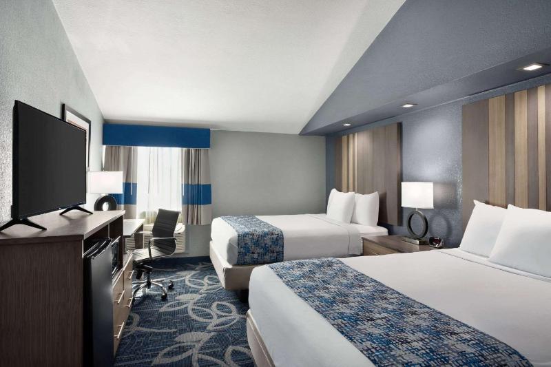 Queen Room with Two Queen Beds - Non-Smoking image 2