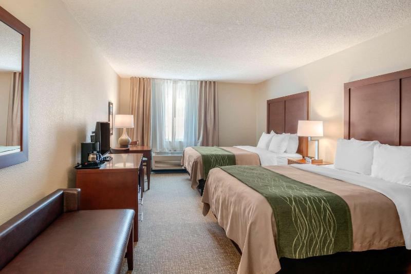 Queen Room with Two Queen Beds - Non-Smoking image 2