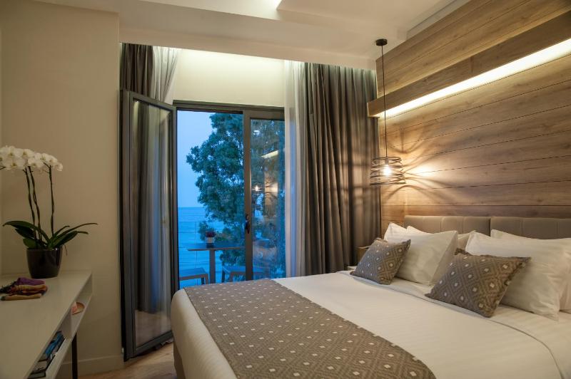 Superior Room with Sea View Balcony image 2