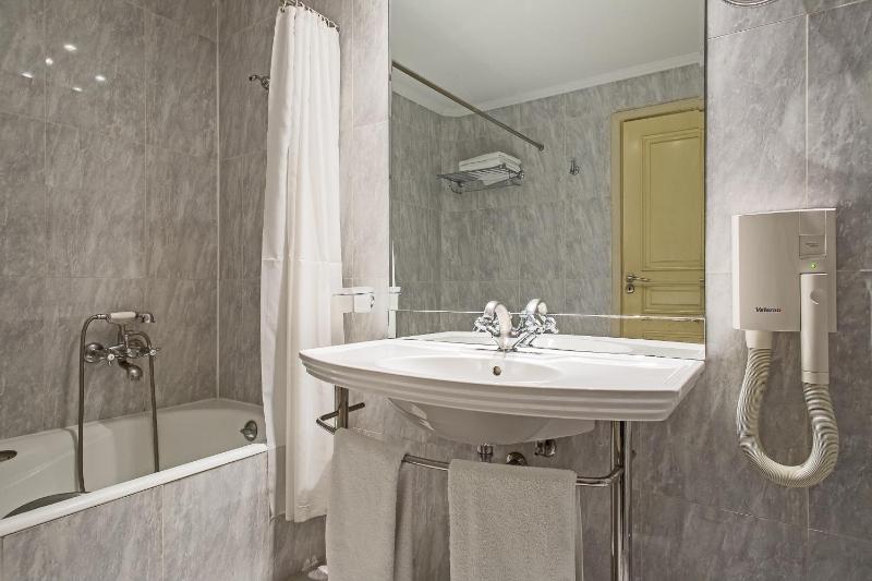 Double Room (2 Adults + 1 Child) image 2