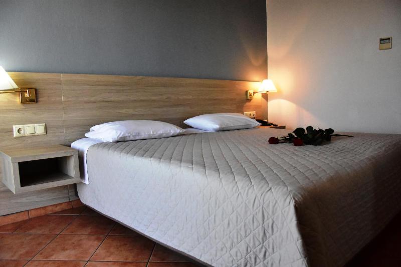 Economy Triple Room image 3