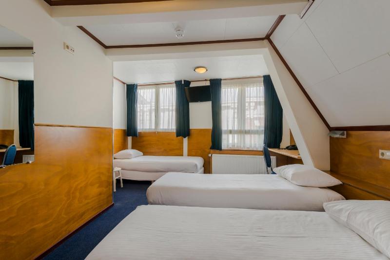 Triple Room with Bathroom image 1