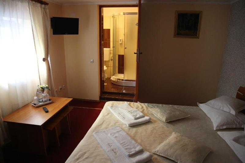 Double Room image 3