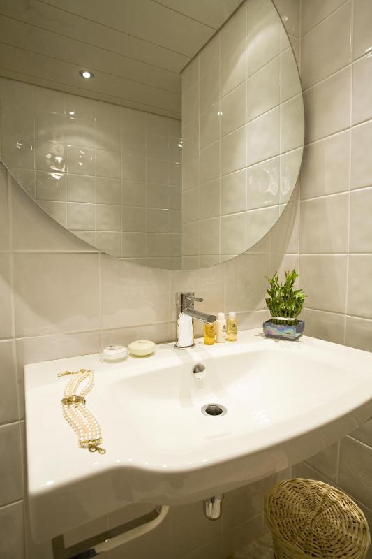 Double/Twin Room Swimming-Pool Side image 3