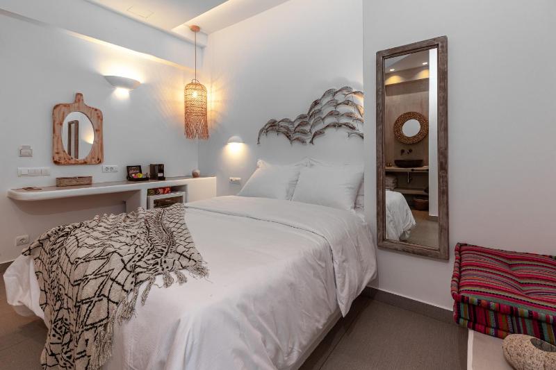Honeymoon Suite Outdoor Jetted Tub - Street View image 3