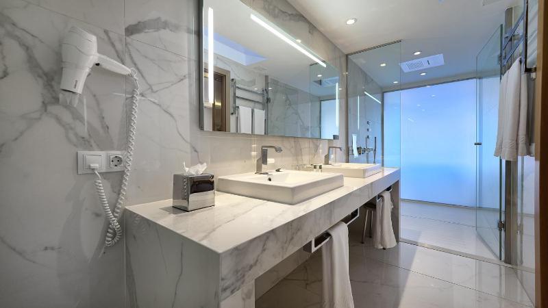 Suite with Sea View image 3