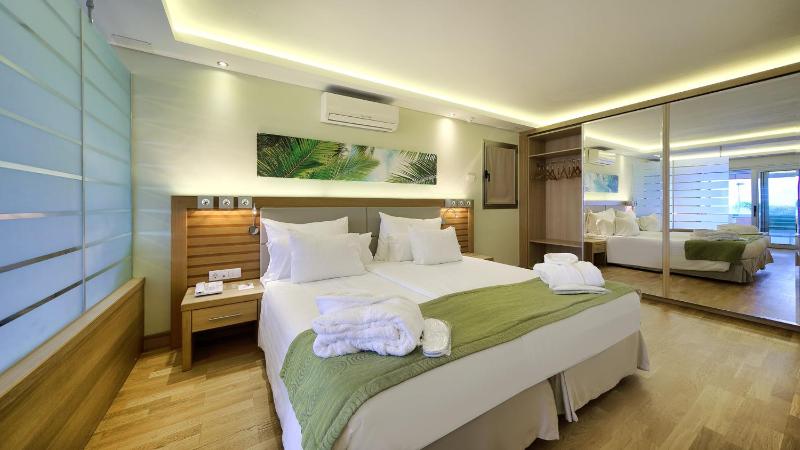Suite with Sea View image 2