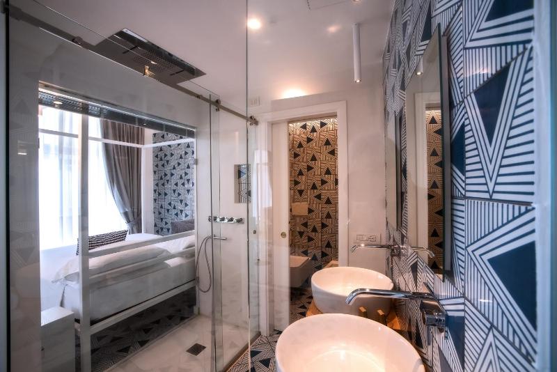 Deluxe Suite with Spa Bath image 3