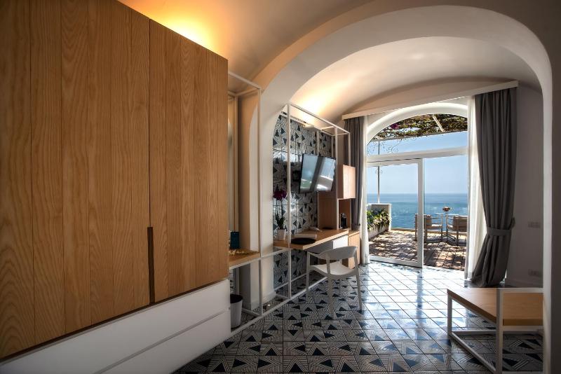 Deluxe Suite with Spa Bath image 4