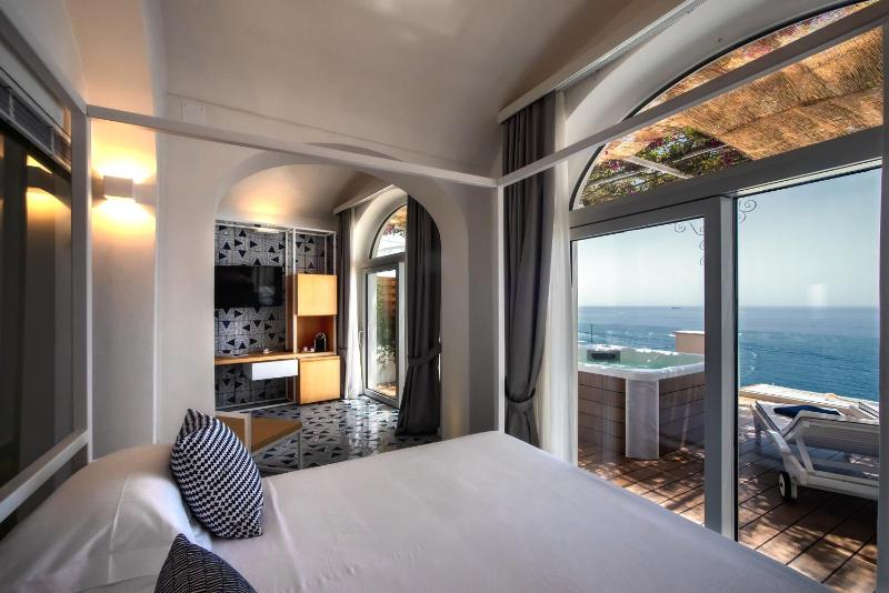 Deluxe Suite with Spa Bath image 2