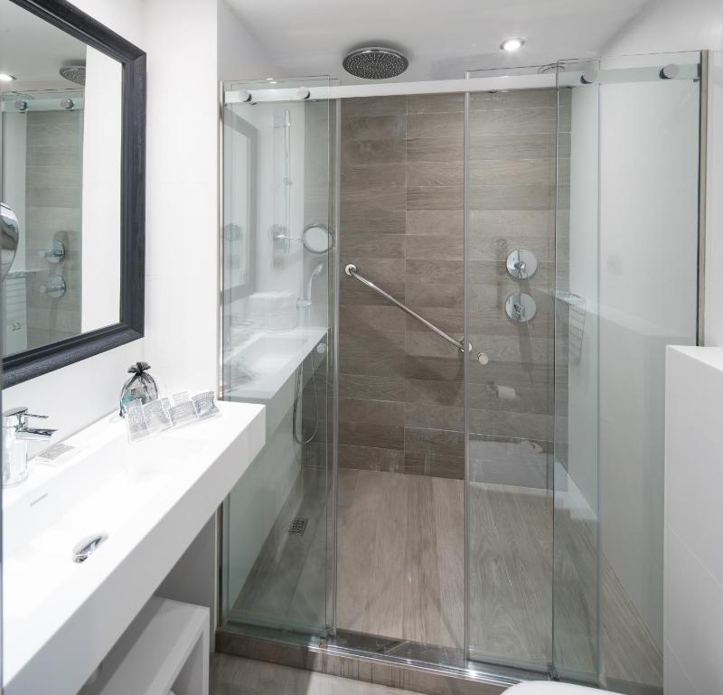 Superior Double or Twin Room with Pool & Spa Access image 2