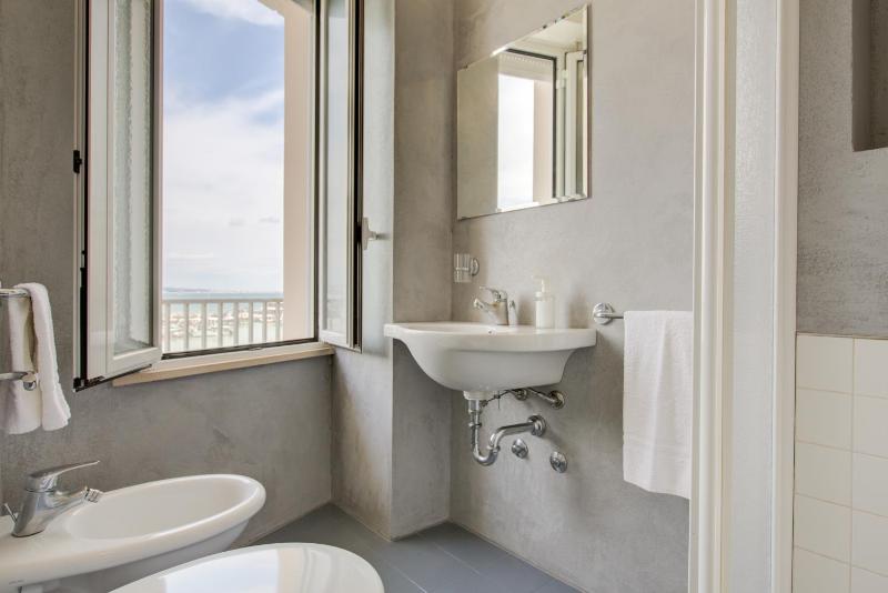 Triple Room with Sea View image 4