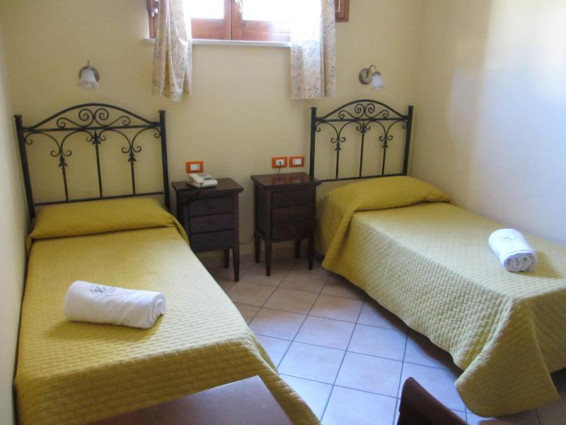 Twin Room image 3