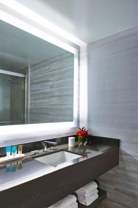 Double Room with Two Double Beds and Bath Tub - Mobility Accessible image 2