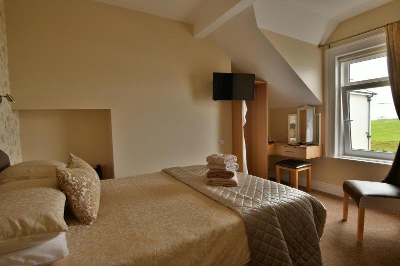Classic Double Room image 3