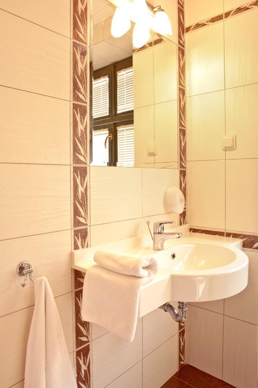 Twin Room image 3