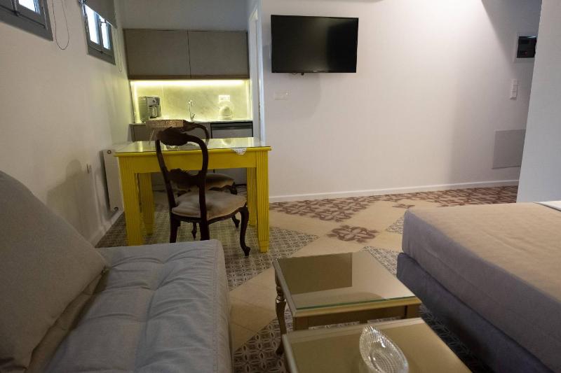 Standard Triple Studio image 2