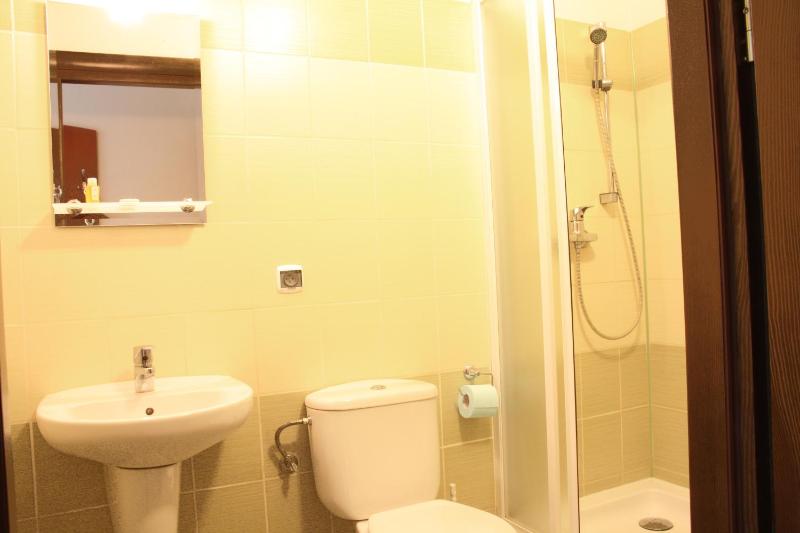 Standard Twin Room image 3