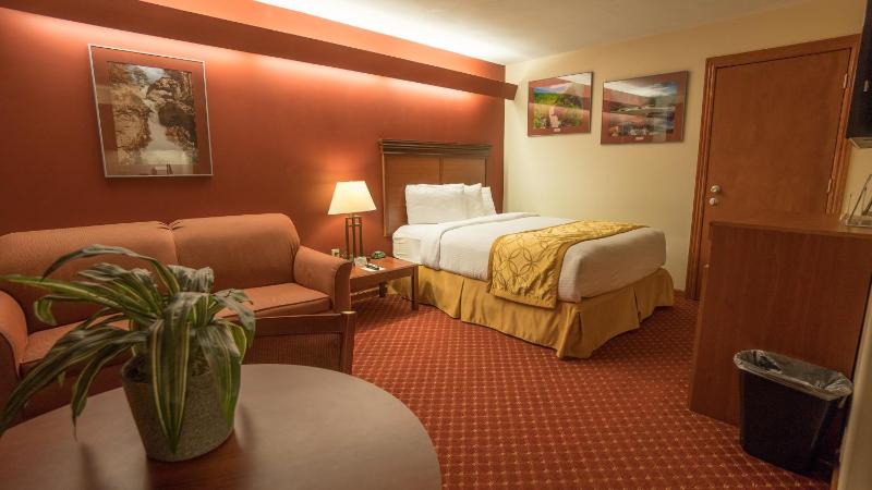 Queen Room with Kitchenette image 4