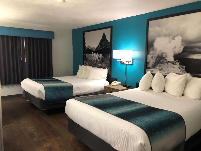 Queen Room with Two Queen Beds - Non-Smoking image 2