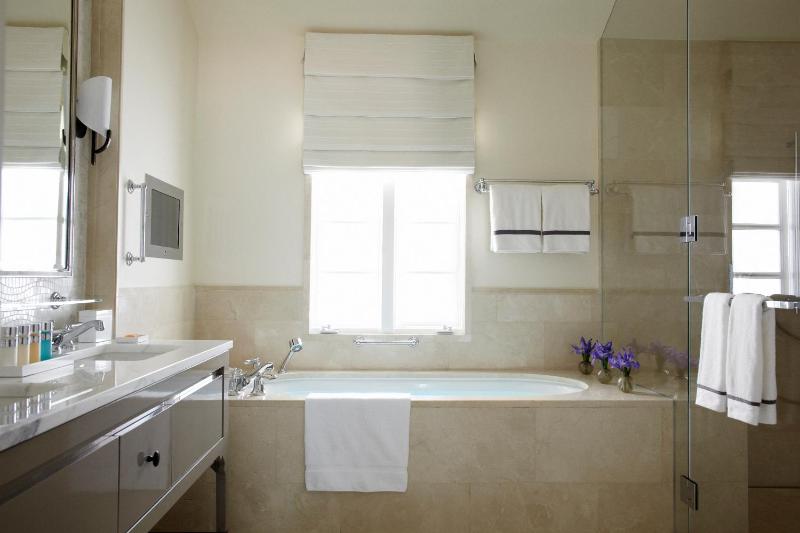 Deluxe Room image 3