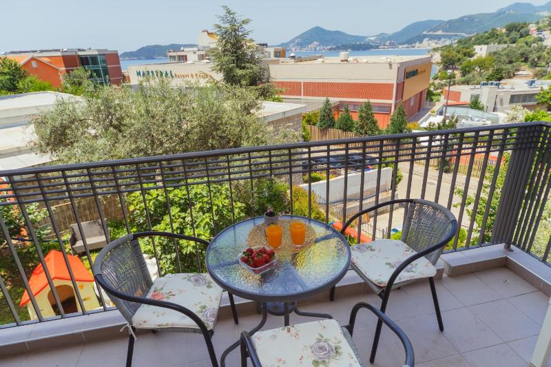 Two-Bedroom Apartment with Balcony and Sea View image 3
